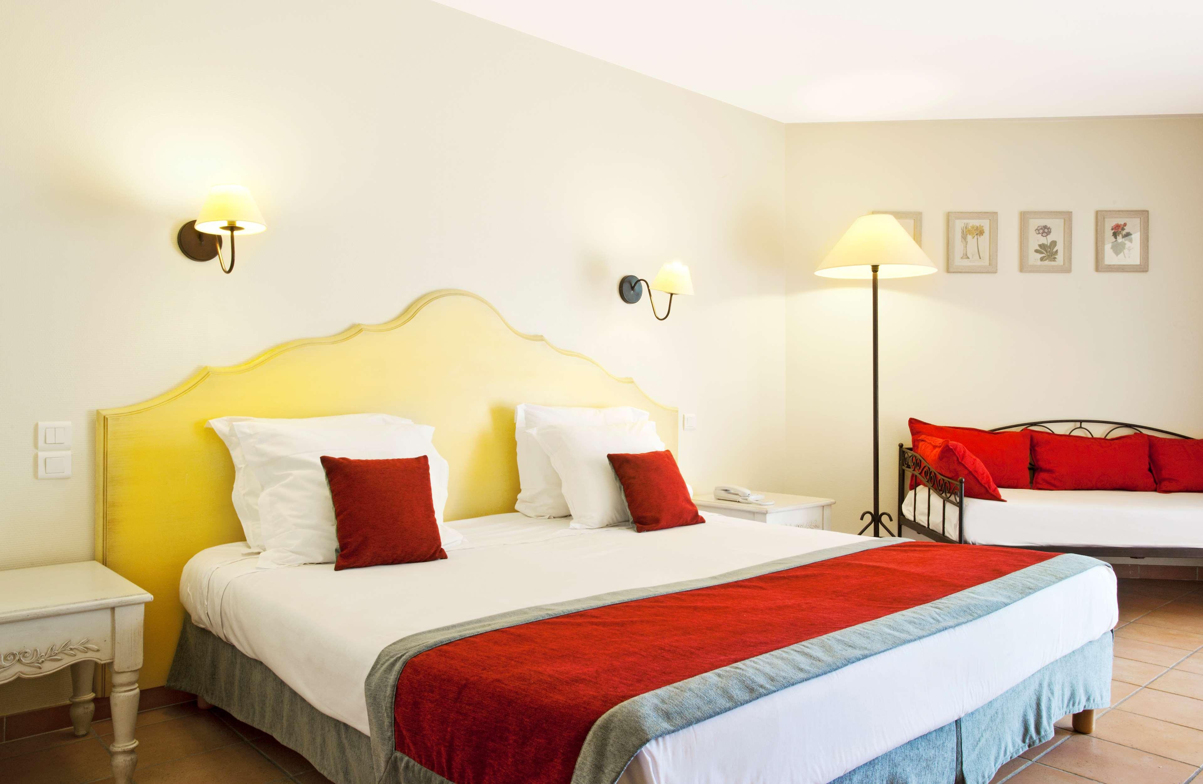 Golden Tulip Avignon Le Paradou Exterior photo