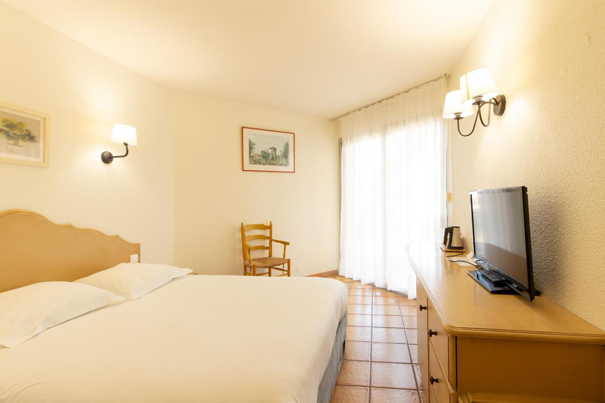 Golden Tulip Avignon Le Paradou Exterior photo